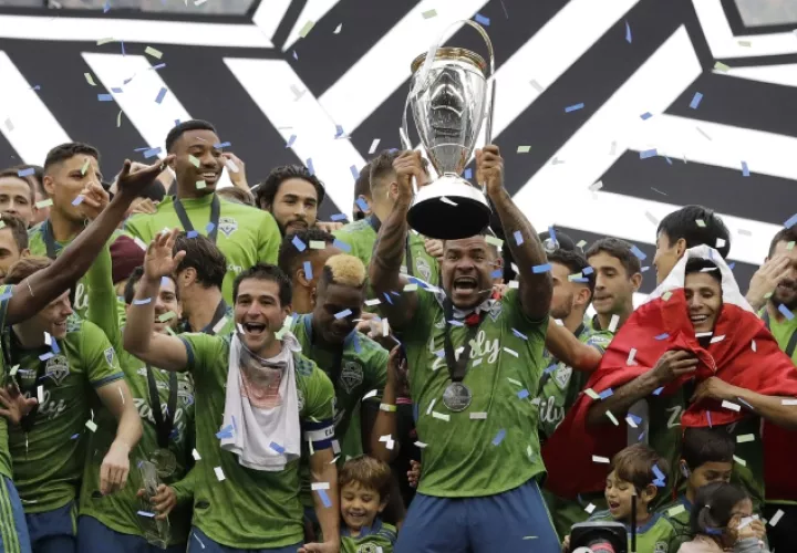 Román Torres levanta la copa como campeón de la MLS. AP