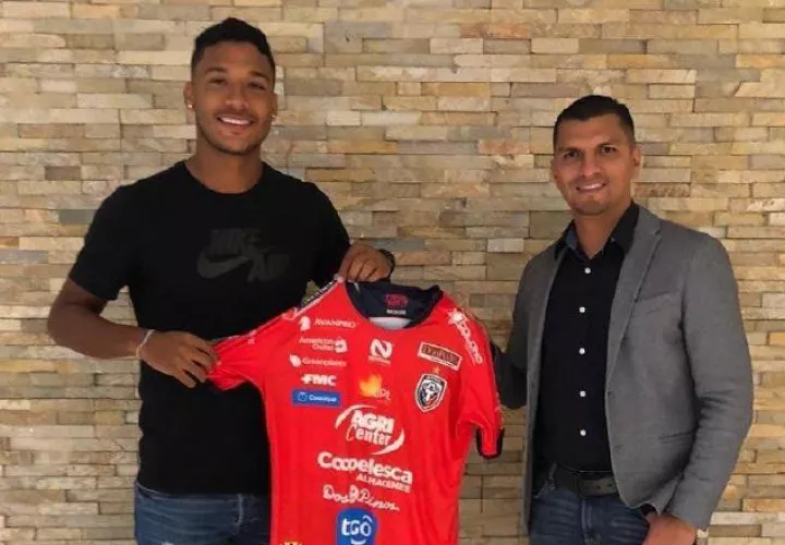 Jorman Aguilar con la camiseta de su nuevo equipo. Foto:CAI