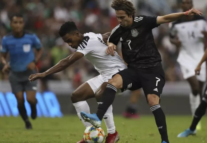 Edgar Yoel Bárcenas de Panamá (izq.) y el mexicano Sebastián Córdova en el partido de ida en el estadio Azteca. EFE