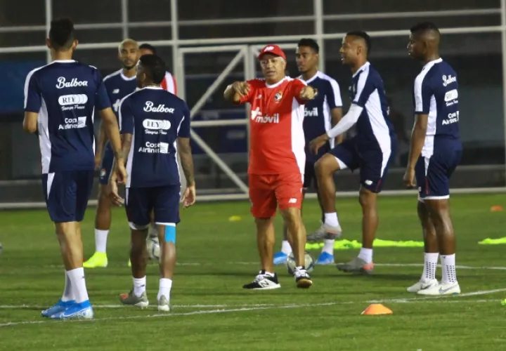  Américo ´Tolo´ Gallego  da algunas instrucciones en los entrenamientos: Foto:Anayansi Gamez