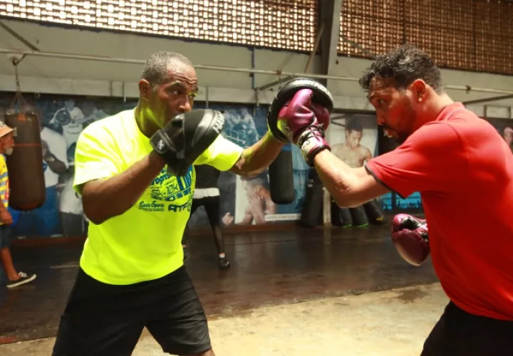 Anselmo "Chemito" Moreno (der.) en los entrenamientos con miras a su combate. Foto: Anayansi Gamez