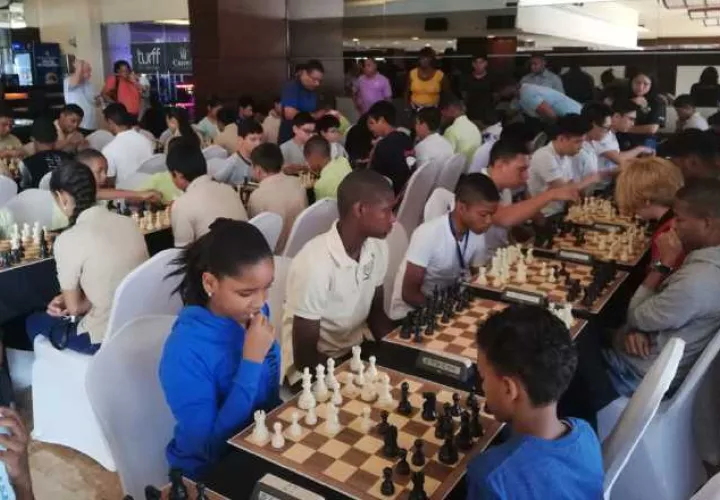 Jugadores en la mesa durante el torneo. Foto Cortesía