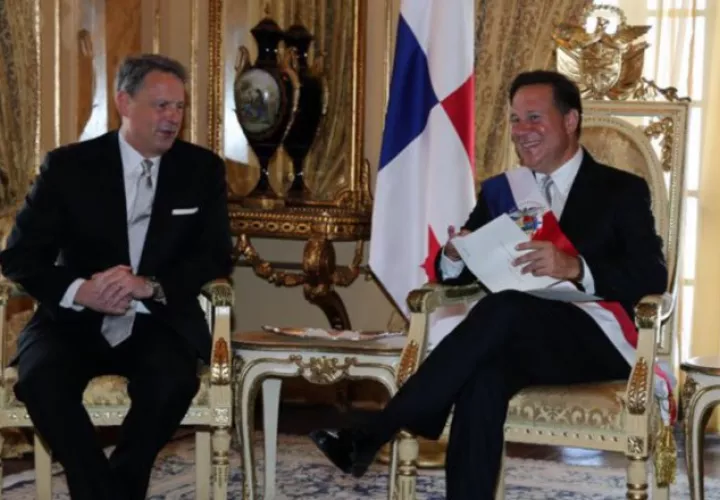 John D. Feeley (izq.) y Juan Carlos Varela en la Presidencia. 