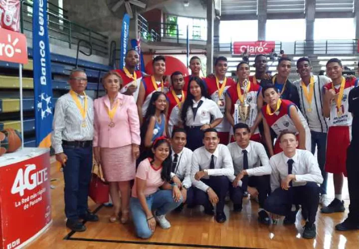 Los campeones con la copa.