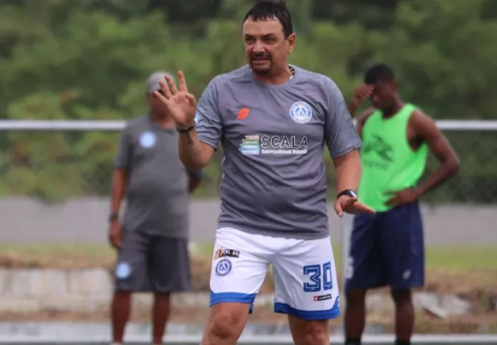 Richard Parra regresó a Colombia tras dirigir cinco fechas al Universitario. Cortesía.