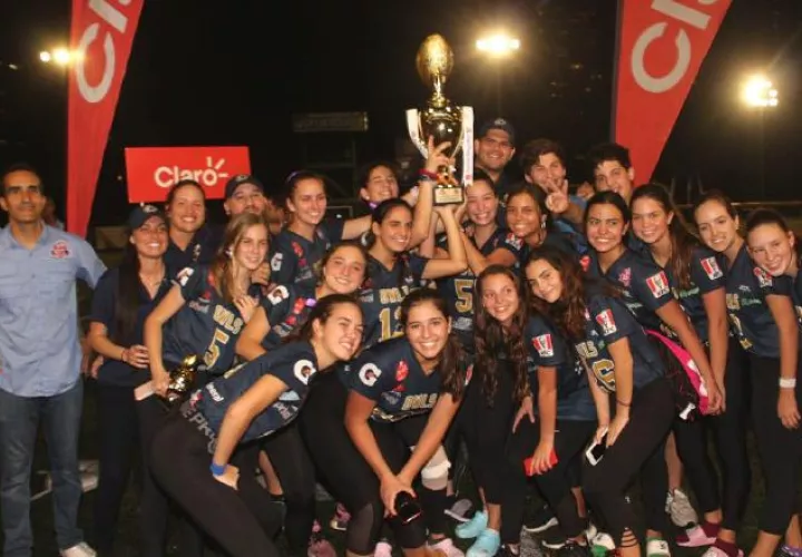Las jugadoras de las Owls celebran la conquista de su  título. Cortesía