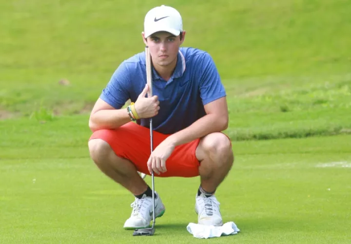 Jean Louis Ducruet prepara  su siguiente tiro en el "green" del hoyo 18 de la cancha de Santa María. Anayansi Gamez