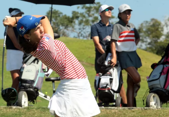 Lua Pousa, Óscar Espino y Miguel Melais son parte de los golfistas infantiles y juveniles que estarán en la cancha el próximo sábado. Anayansi Gámez.