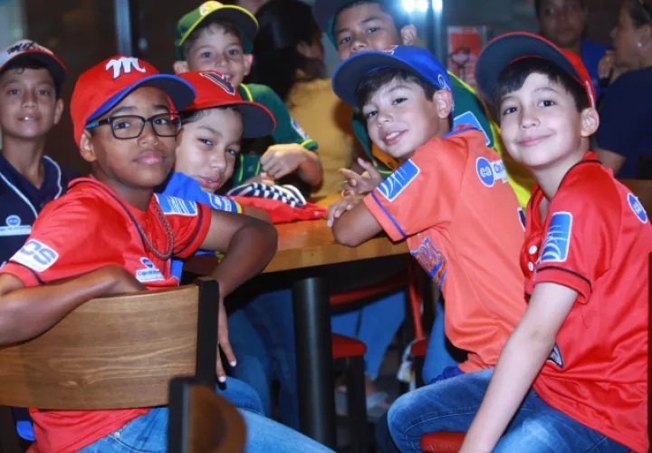 Niños de los equipos participantes: Foto: Anayansi Gamez