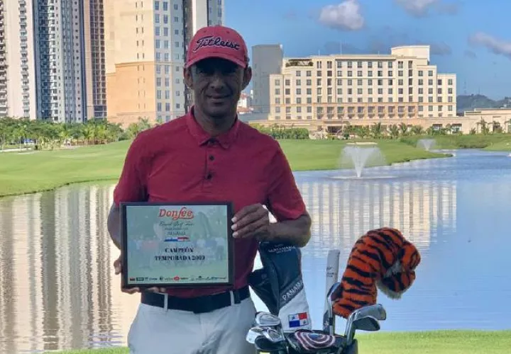 Víctor Varona posa con la placa que lo acredita como campeón de la temporada 2019. Cortesía