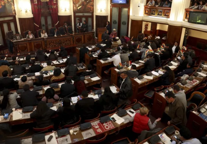 Parlamentarios presentaron también un proyecto para llamar a elecciones. AP