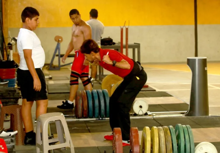 El profesor Vergara da instrucciones a Abraham Polanco. Foto Anayansi Gamez