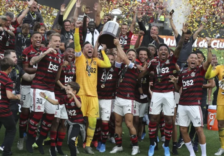 La celebración de los jugadores del Flamengo al recibir el trofeo de campeones de la Copa Libertadores. Foto AP