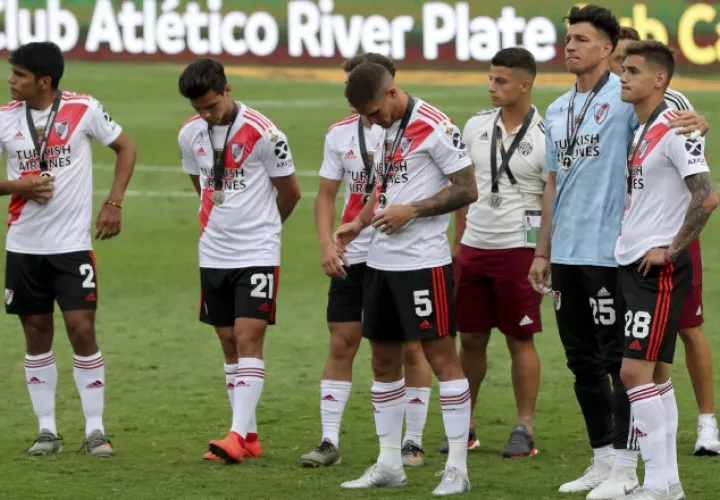 Los jugadores de River tristes tras perder la final. Foto AP
