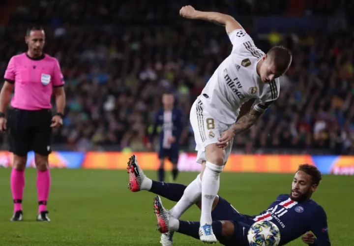 Neymar del PSG con una barrida ante Toni Kroos. AP