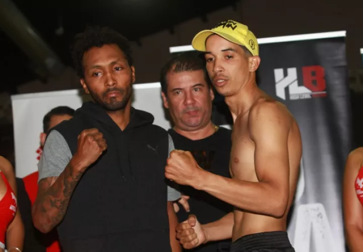 Anselmo "Chemito" Moreno (izq.) y el venezolano Luis Niño durante el pesaje, realizado ayer. Anayansi Gamez