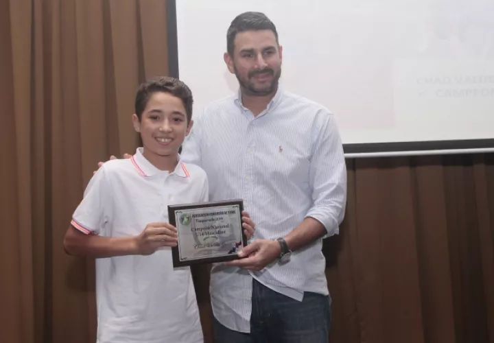 Chad Valdés Jr. recibe su placa. Foto: Víctor Arosemena