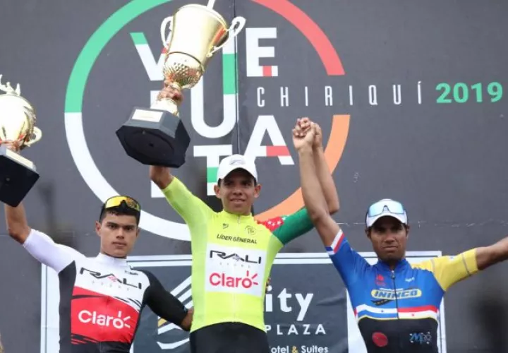 Franklin Archibold (c), el  campeón de la Vuelta Internacional a Chiriquí, y lo acompañan Carlos Samudio (izq.) y Jorge Castelblanco. Foto Fepaci