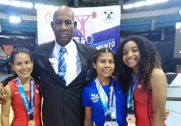 Atletas panameñas con sus medallas. Foto @Pandeportes