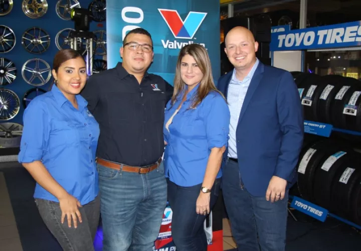 Valvoline Premium Protection amplía su oferta de productos con un nuevo diseño, nuevo empaque y producto mejorado, de esta manera busca ofrecer la mejor relación de precio/calidad. Los nuevos Valvoline Premium Protection brindan soluciones a las necesidades actuales automotrices. "Nuevo Valvoline Premium Protection. La Protección acaba de mejorar. Distribuidor autorizado Auto Centro para autos lo más completo". AC 344579