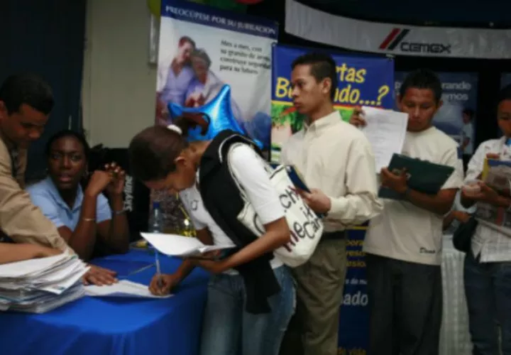 Miles de personas buscan empleo. Archivo