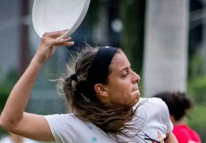 3. En el frisbee  no hay contacto físico y se apela al espíritu de juego.