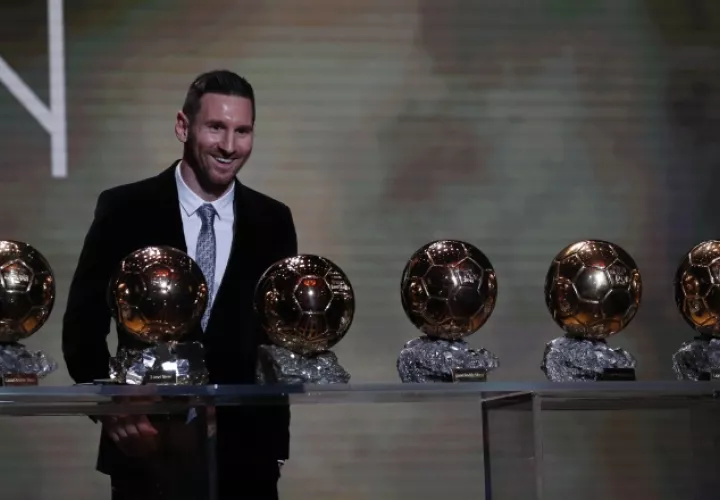 Leo Messi recibió la distinción que anualmente entrega la revista especializada "France Football". Foto AP