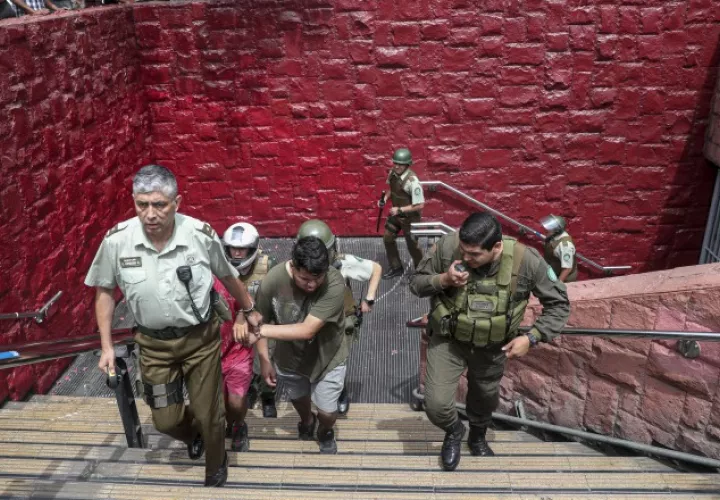 Detienen a dos manifestantes que se manifestaban dentro de la estación de metro en Santiago, Chile. FOTO/AP