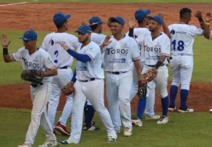 Los jugadores de los Toros festejan el triunfo @Probeis