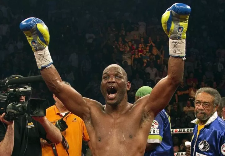 Bernard Hopkins tiene el récord de más defensa del título mediano. Foto AP