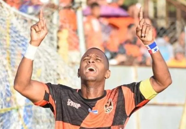 Nicolás 'Yuyu' Muñoz fue el goleador del torneo salvadoreño. Foto @SomosElVencedor