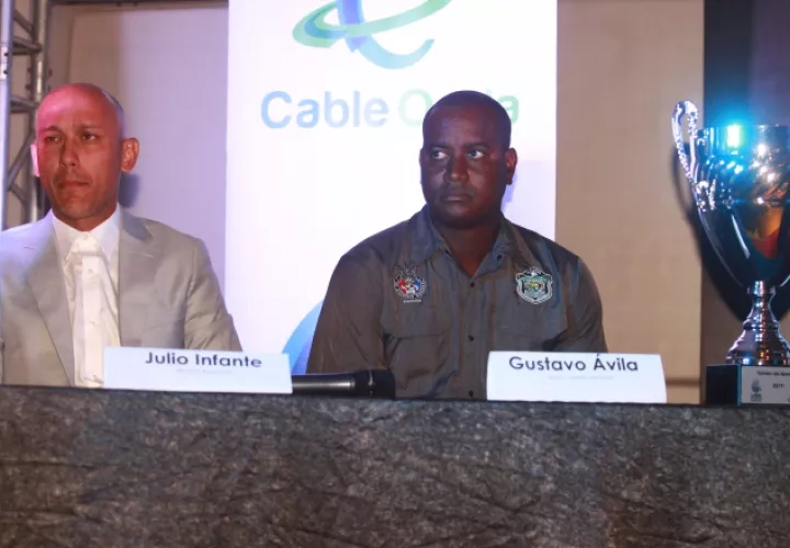 Julio Infante de Azuero FC y Gustavo Ávila de Atlético Nacional. Anayansi Gamez
