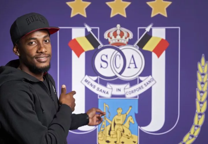 Michael Murillo con su  equipo belga del RSC Anderlecht. @rscanderlecht