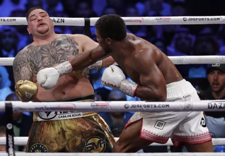 Andy Ruiz Jr. recibe un golpe de Anthony Joshua. AP