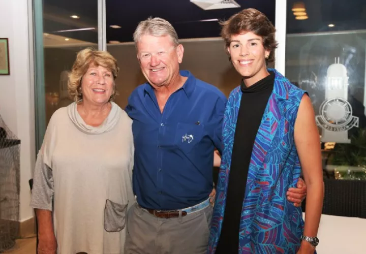 1.  Terri Andrews, Guy Harvey  y Jessica  Harvey.