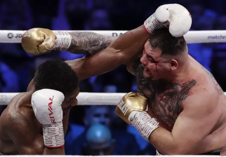 Andy Ruiz lució lento en la revancha contra Joshua. AP