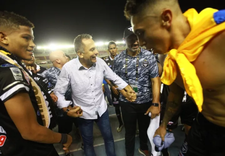 Saúl Maldonado celebra con sus jugadores el título 15 de Tauro. Foto Anayansi Gamez