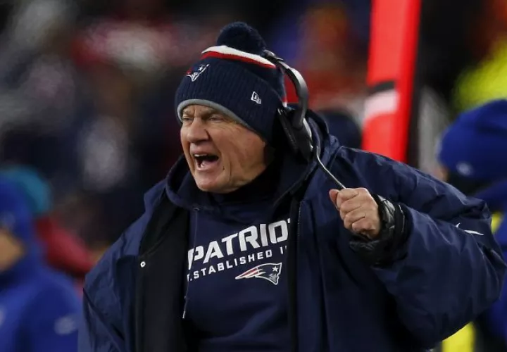 Bill Belichick (d), entrenador de los Patriotas. Foto AP