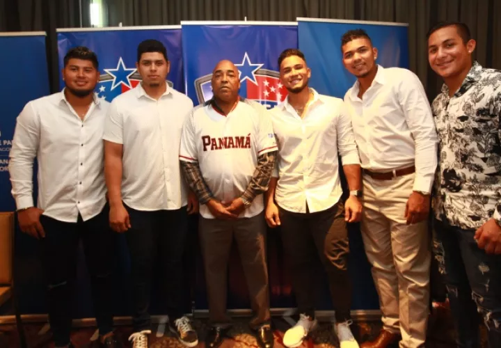  Luis Ortiz junto a peloteros profesionales. Anayansi Gamez