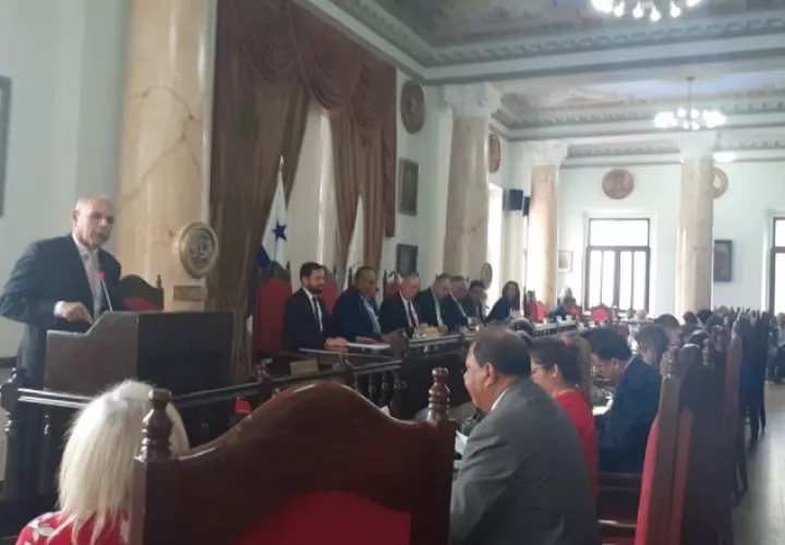 Gregorio Miró expuso ante el Consejo Municipal capitalino los beneficios de la Maratón Internacional de Panamá. Cortesía