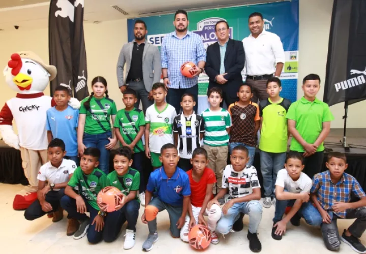 Los protagonistas junto a los organizadores del torneo, ayer. Anayansi Gamez