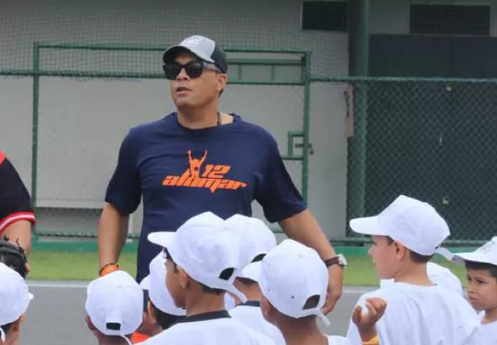 Roberto Alomar alabó la iniciativa de Bruce Chen con los niños panameños. Foto Cortesía