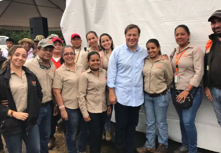 El expresidente Varela recorría a menudo las obras que le dio a Cusa y se fotografiaba con sus empleados.