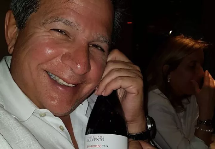Foto de "Popi" Varela con un vino etiquetado con la figura de una Tortuga, enviada por Alemán.