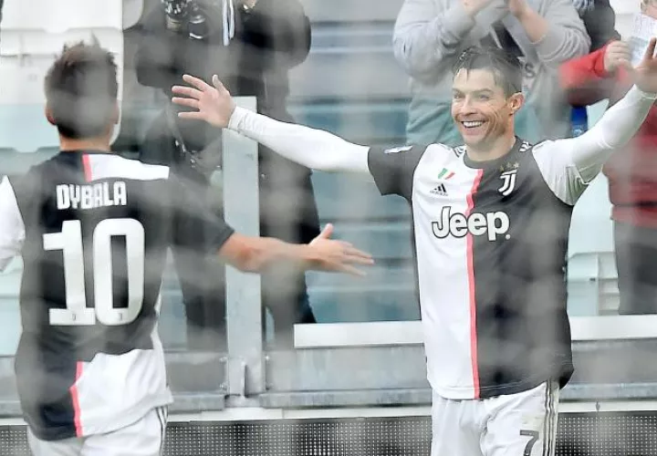 Cristiano Ronaldo festeja su título con Paulo Dybala  AP
