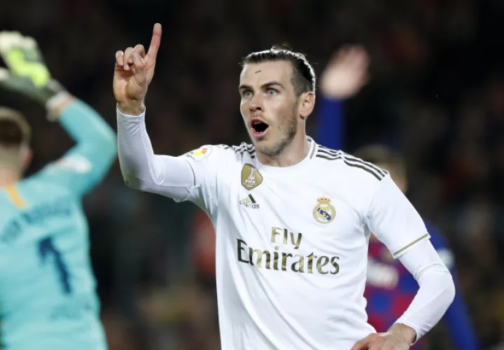 Gareth Bale reclama al árbitro tras anularle un gol por fuera de juego. Foto AP