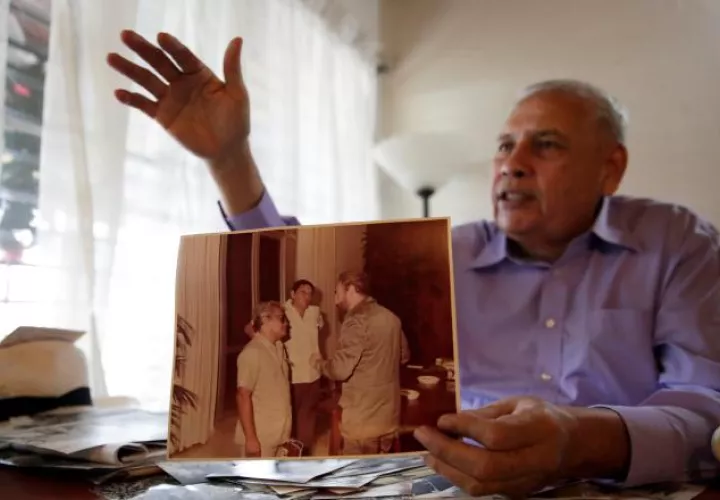 El exjefe de Inteligencia panameño Felipe Camargo muestra una fotografía con Fidel Castro.  Foto EFE