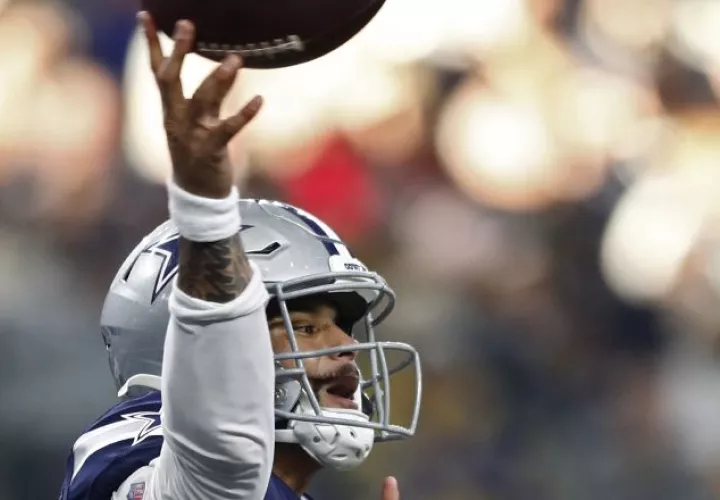 El mariscal de campo Dak Prescott  ha sufrido molestias físicas en los últimos días. EFE