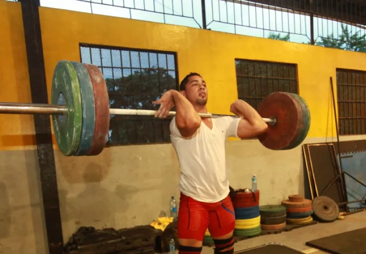Ariel Batista, quien ganó tres medallas de oro en el Centroamericano de  pesas, entrena en el Arturo Brown. Foto Anayansi Gamez