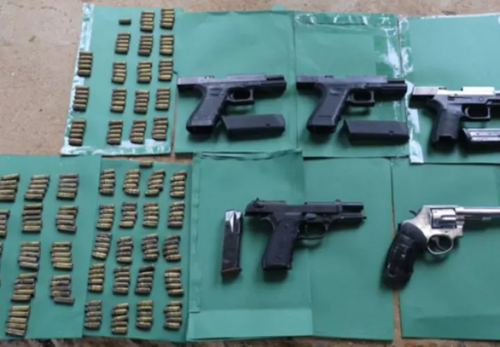 Parte de las armas decomisadas en la requisa.